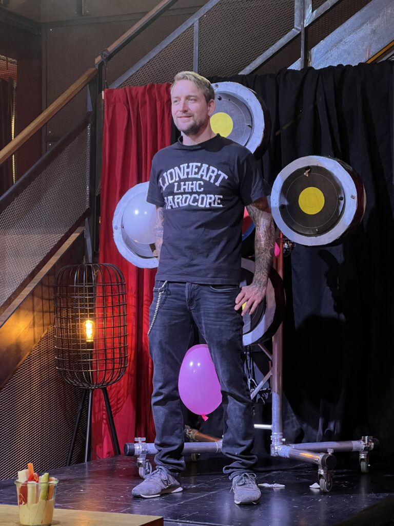 Pfeilbogen Show Act Archery Show Act Pfeilbogen Nummer Professionelle Bogenschützen Unterhaltung mit Pfeil und Bogen Maßgeschneiderte Show Erfahrene Performer Zielgenauigkeit und Präzision Spannende Unterhaltung Unvergessliche Erfahrung